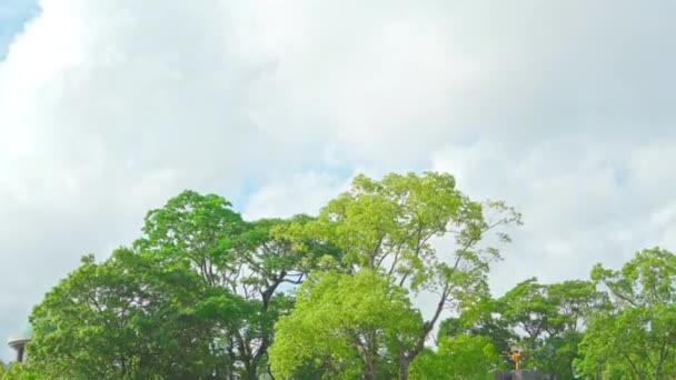 日本长崎 2019年7月11日 长崎和平公园长崎和平雕像 纪念第二次世界大战期间的原子弹爆炸 象征着白云和蓝天的希望与和平 — 图库视频影像