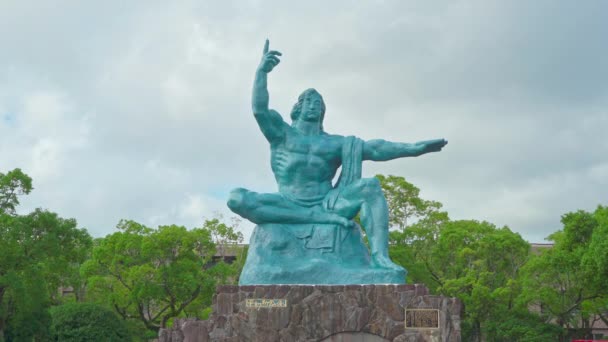 日本长崎 2019年7月11日 长崎和平公园长崎和平雕像 纪念第二次世界大战期间的原子弹爆炸 象征着白云和蓝天的希望与和平 — 图库视频影像