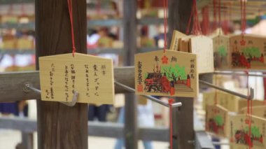 Dazaifu, Japonya - 10 Temmuz 2019 Ema, küçük ahşap dilek plaketleri, Japonya 'nın Fukuoka kentindeki Dazaifu Tenmangu' daki ünlü bir Shinto türbesine asılır.. 