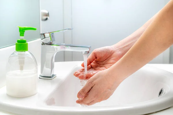 Wanita Mencuci Tangannya Dengan Sabun Wastafel Untuk Kebersihan Yang Baik — Stok Foto