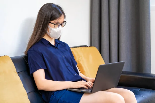 Mujer Asiática Joven Con Máscara N95 Trabajando Computadora Desde Casa — Foto de Stock