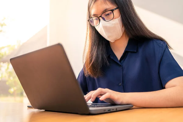 Mujer Asiática Joven Con Máscara N95 Trabajando Computadora Desde Casa —  Fotos de Stock