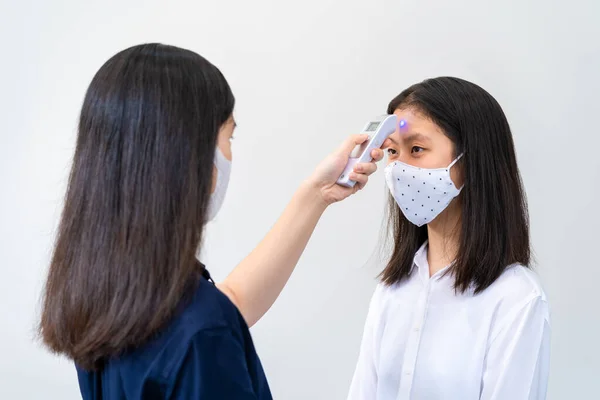 Mujer Asiática Joven Con Máscara N95 Recibiendo Control Temperatura Concepto — Foto de Stock