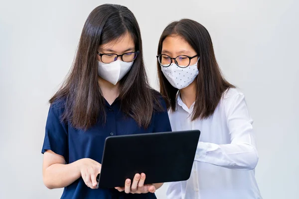 Dwoje Młodych Azjatyckich Nastolatków Maskach Zbyt Blisko Współpracujących Przy Projekcie — Zdjęcie stockowe