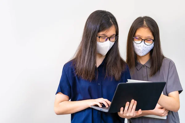 Dos Jóvenes Adolescentes Asiáticos Con Máscaras Trabajando Demasiado Juntos Proyecto — Foto de Stock