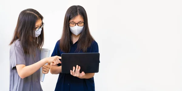 Dos Jóvenes Adolescentes Asiáticos Usando Máscaras Trabajando Demasiado Juntos Proyecto — Foto de Stock