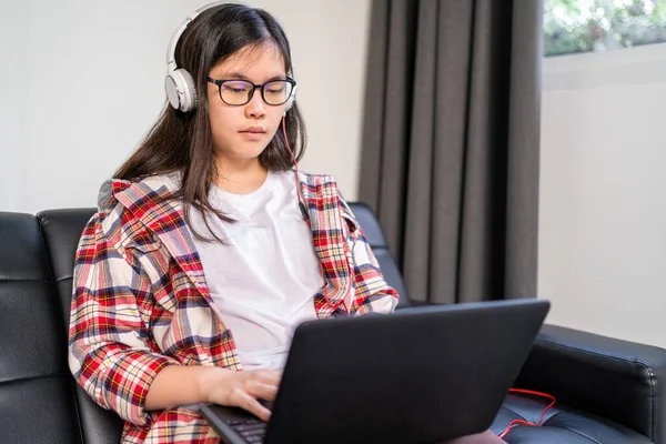 Joven Estudiante Asiática Usando Auriculares Usando Computadora Para Trabajar Estudiar — Foto de Stock