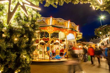 Innsbruck, Avusturya - 19 Aralık 2019 - Avusturya 'nın Innsbruck kentindeki Noel pazarında