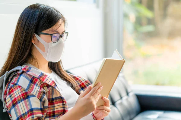 Joven Estudiante Asiática Con Máscara N95 Leyendo Libro Casa Durante — Foto de Stock