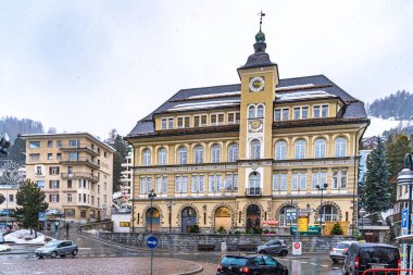 Saint Moritz, İsviçre - 20 Aralık 2019 - Saint Moritz, İsviçre 'deki Saint Moritz Kütüphanesi 20 Aralık 2019 soğuk kar günü