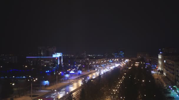 Straat at night met rijden auto's, lichten, lantaarnpalen - timelapse — Stockvideo