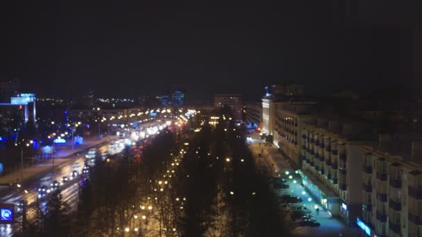Straat at night met rijden auto's, lichten, lantaarnpalen - timelapse — Stockvideo