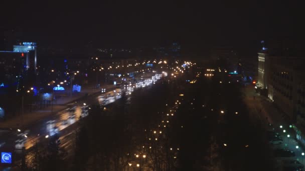 Straße in der Nacht mit fahrenden Autos, Lichtern, Straßenlaternen - Zeitraffer — Stockvideo