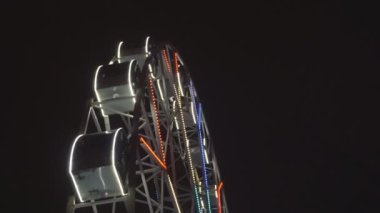 Eğlence Parkı karanlık gece gökyüzü altında dönen dönme