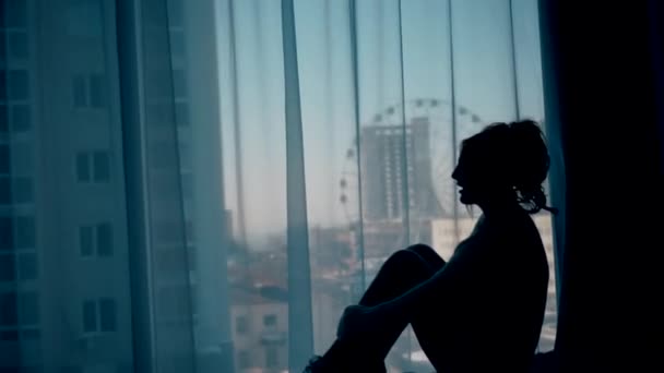 Silhouette of a girl by the window — Stock Video