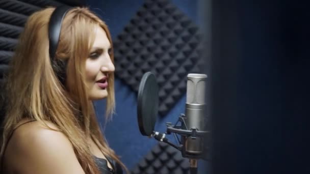 La ragazza canta nel microfono . — Video Stock