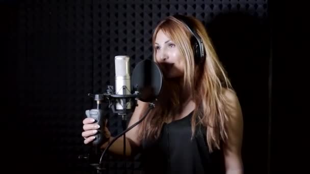 La fille chante dans le microphone. — Video