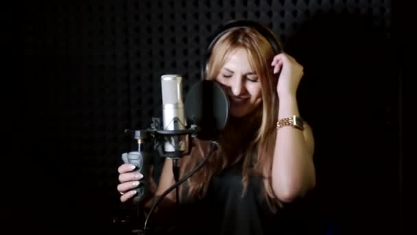 A menina canta no microfone . — Vídeo de Stock