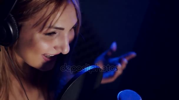 Das Mädchen singt ins Mikrofon. — Stockvideo