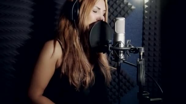Het meisje zingt in de microfoon. — Stockvideo