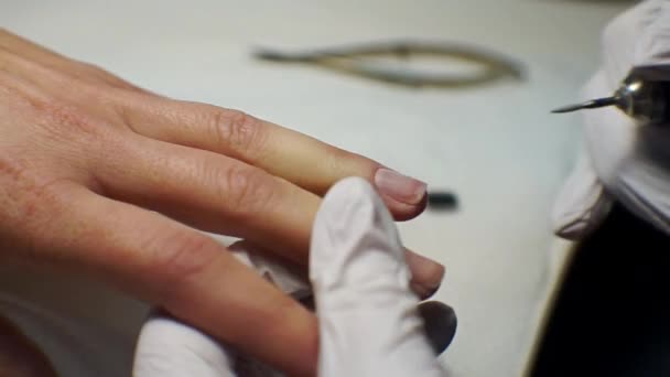 Het meisje doet een manicure — Stockvideo