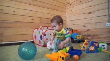 Çocuk oyuncakları ile oynarken.