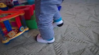 Çocuk oyuncakları ile oynarken.