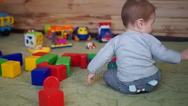 El niño está jugando con juguetes. . — Vídeos de Stock