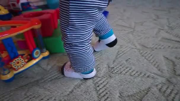 A criança está brincando com brinquedos . — Vídeo de Stock