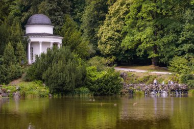 Jussowtempel ve Wilhelmshoehe Berg parkta küçük çağlayan