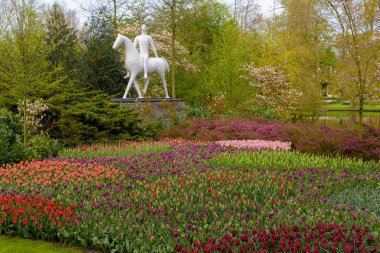 Skulpture ile Hollandalı baharda Keukenhof manzara. Lale sınırsız alanlar