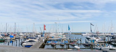 Yelkenli Yatlar, bir bağlantı noktası, Baltık Denizi. Şehir Groemitz, Almanya, Baltık Denizi kıyılarında kulüpler 09.06.2016