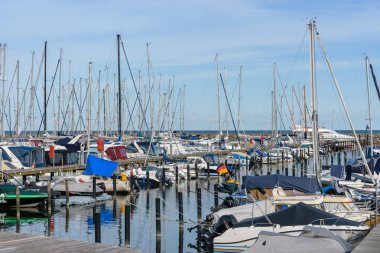 Bağlantı noktası Baltık Denizi, Yelkenli Yatlar üst üste. Kuzey Almanya, Baltık Denizi kıyısında
