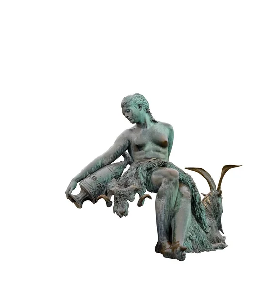 Скульптура женщины с козами и шкурами животных - это река Одер. Фрагмент фонтана Нептуна. Isolated — стоковое фото