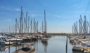 Yelkenli Yatlar. Şehirde Groemitz, Kuzey Almanya, yelkenli için otopark Baltık Denizi kıyılarında kulüpler 09.06.2016