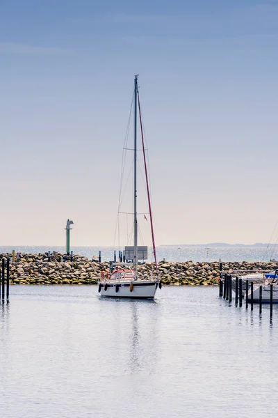 Yacht de mer entre dans le port de ity Groemitz, Allemagne du Nord, côte de la mer Baltique am 09.06.2016 — Photo