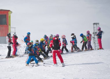 Grup dersi ile küçük kayakçı des için hazırlanıyor