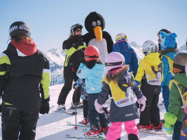 Kayak hocası penguen elbiseli genç kayakçı çalışmaları. Kayak Merkezi 