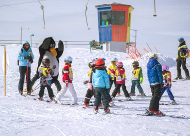 Kayak öğretmenleri genç kayakçı çalışma. Alpler, Avusturya Kayak Merkezi,