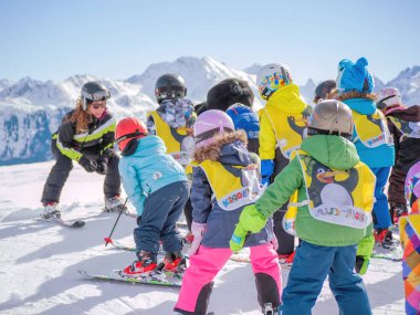 Kayak öğretmenleri genç kayakçı çalışma. Avusturya, Zams 22 Şubat 2015 tarihinde