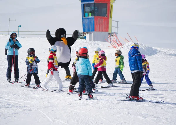 Skidlärare studera unga skidåkare i skidskola i Alperna. Åka skid re — Stockfoto