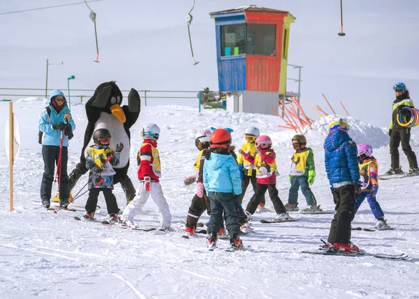 Ski instructors study young skiers. Ski resort in Alps, Austria, — Stock Photo, Image