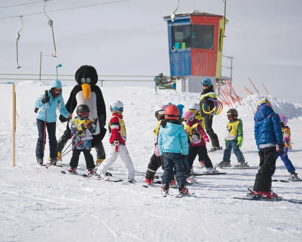 Skidlärare studera unga skidåkare i skidskola. Skidort i — Stockfoto