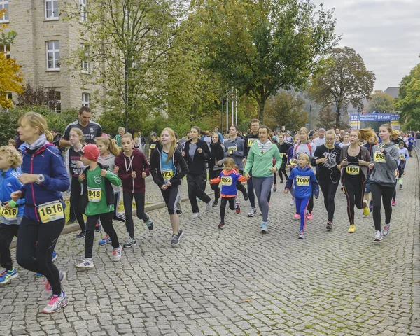 Matka i Córka, młodych dziewcząt, dzieci są uruchomione Sport wakacje, maraton w Niemcy, Magdeburg, 18 października 2015 — Zdjęcie stockowe