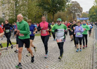 Emekli insanlar bir maraton koşmak. Almanya, Magdeburg, 18 Ekim 2015