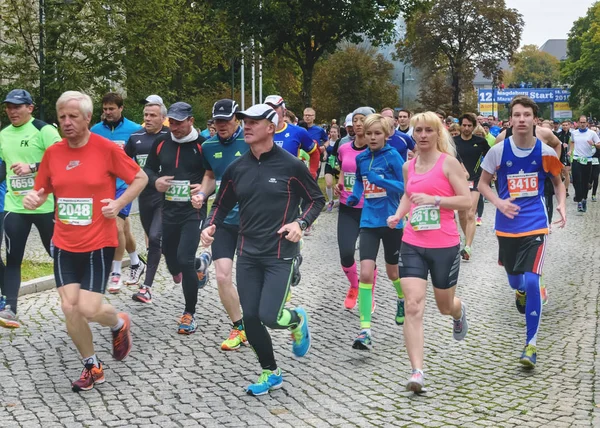 Uomini e donne corrono una maratona. Maratona in Germania, Magdeburgo, 18 ottobre 2015 — Foto Stock