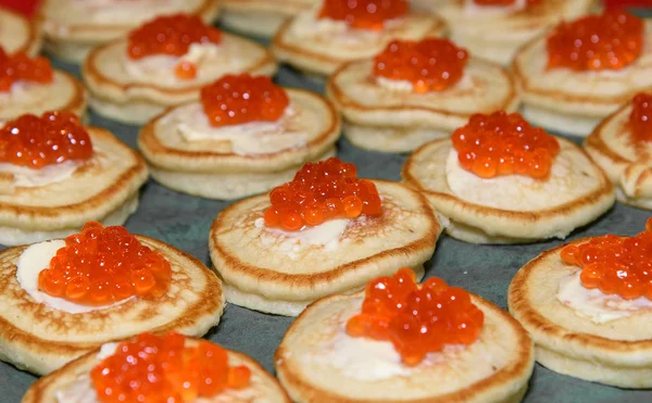 Caviar rojo y crema agria en panqueques. Delicioso aperitivo. Russ. — Foto de Stock