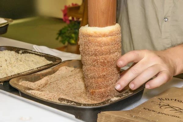 Geleneksel Slovak pasta ve tatlı pasta Trdelnik. Şeker tüp — Stok fotoğraf