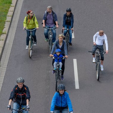 Magdeburg, Almanya bicyclists geçit 17.06.2017 dilerim. Çocuklu birçok kişi binmek bisiklet şehir merkezinde