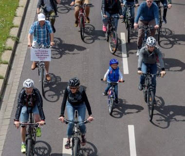 Magdeburg, Almanya bicyclists geçit 17.06.2017 dilerim. Eylem günü. Birçok kişi binmek bisiklet şehir merkezinde